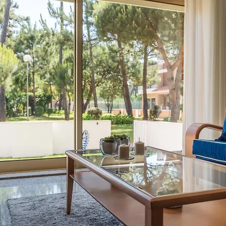 Guestready - Parrot In The Lilies