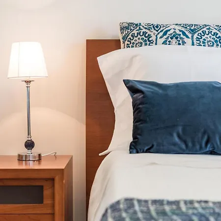 Guestready - Parrot In The Lilies 3*