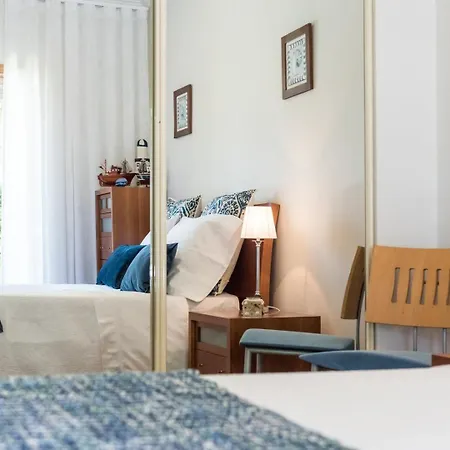 Guestready - Parrot In The Lilies * Esposende