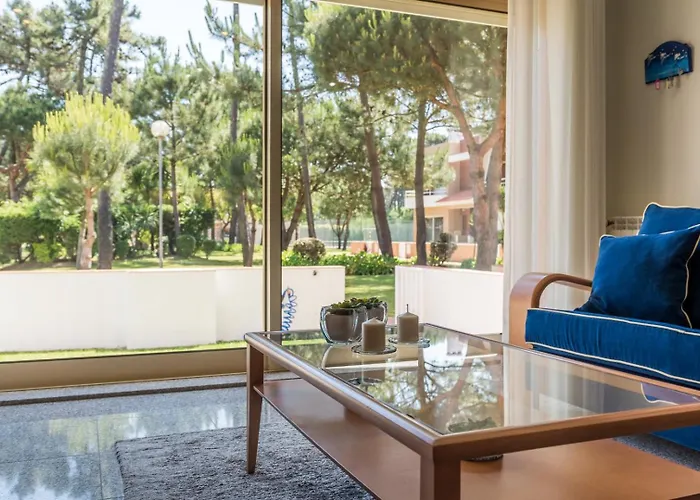 Guestready - Parrot In The Lilies